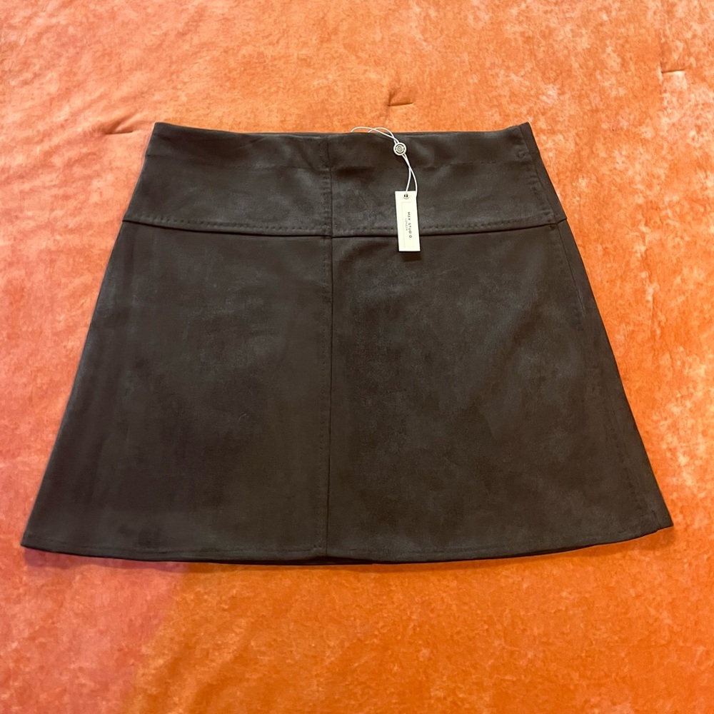 Max Studio London Faux Suede Green Mini Skirt Size L.
New with tags.